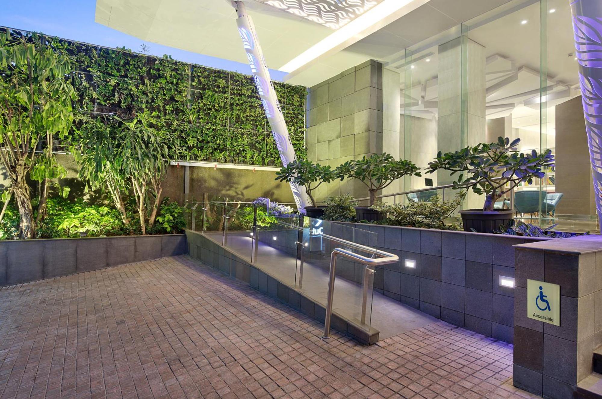 Holiday Inn Express Jakarta Wahid Hasyim By Ihg Extérieur photo